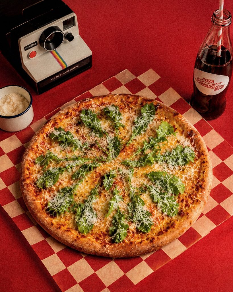 Odun ateşli fırına sürülen pizza