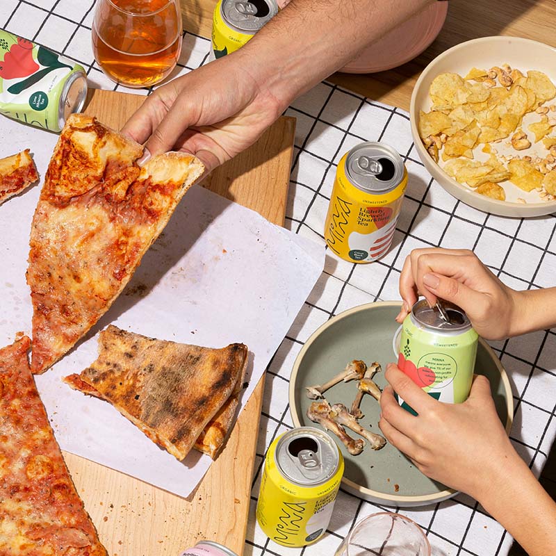 İstanbul Pizza Factory'de dilimlenen taze pizza